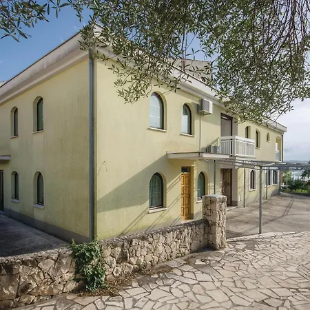 Apartment Lovely In Okrug Gornji With Wifi